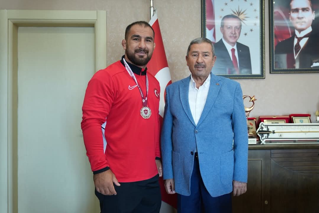Darende Belediye Başkanı Bozkurt’tan şampiyon Feyzullah Aktürk’e tebrik