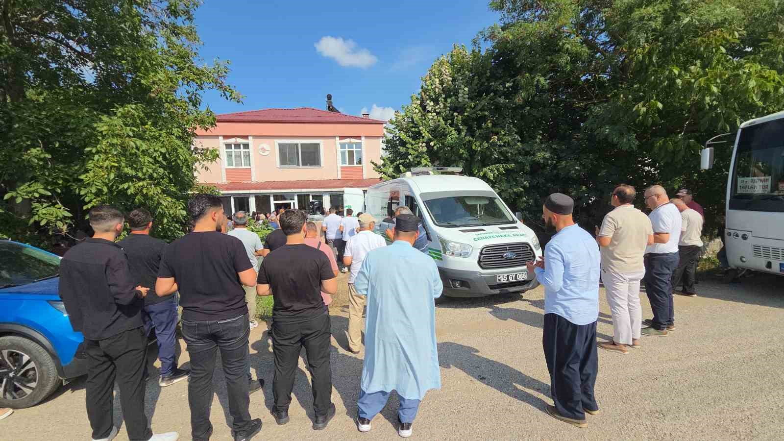 Kazada hayatını kaybeden 18 yaşındaki kız, son yolculuğuna uğurlandı