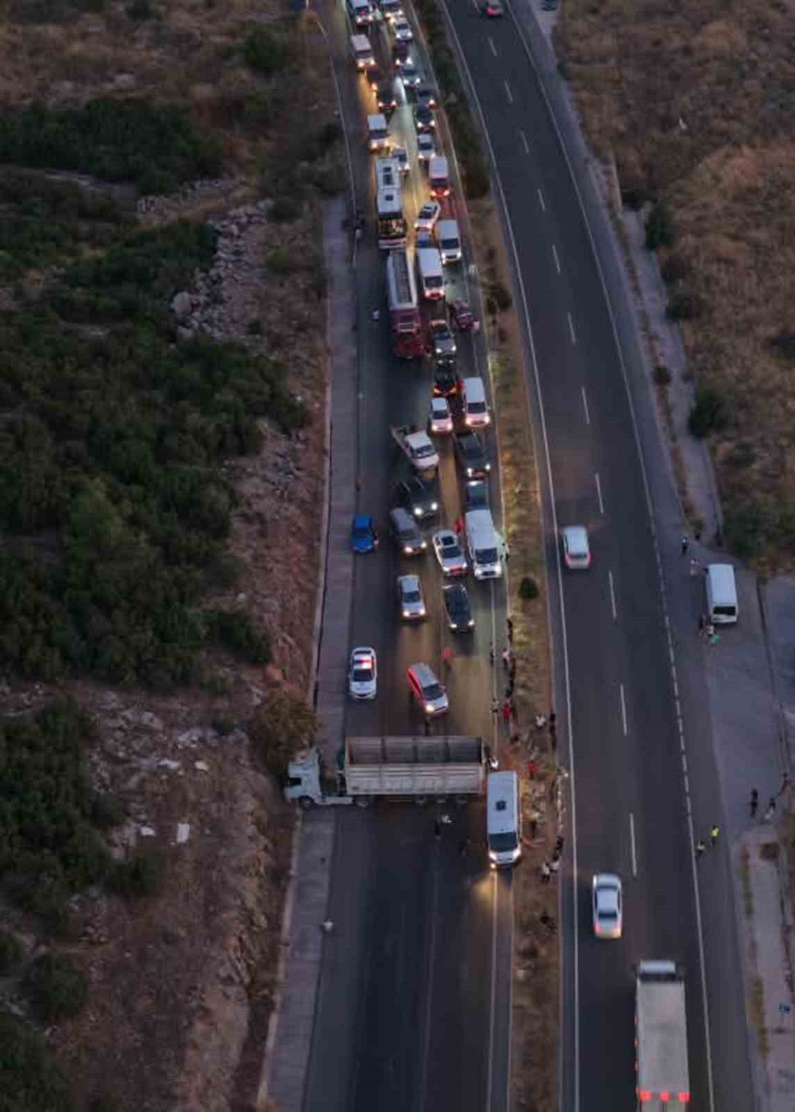 Yatağan’da kaza, tır yolu kapattı, ulaşım aksadı