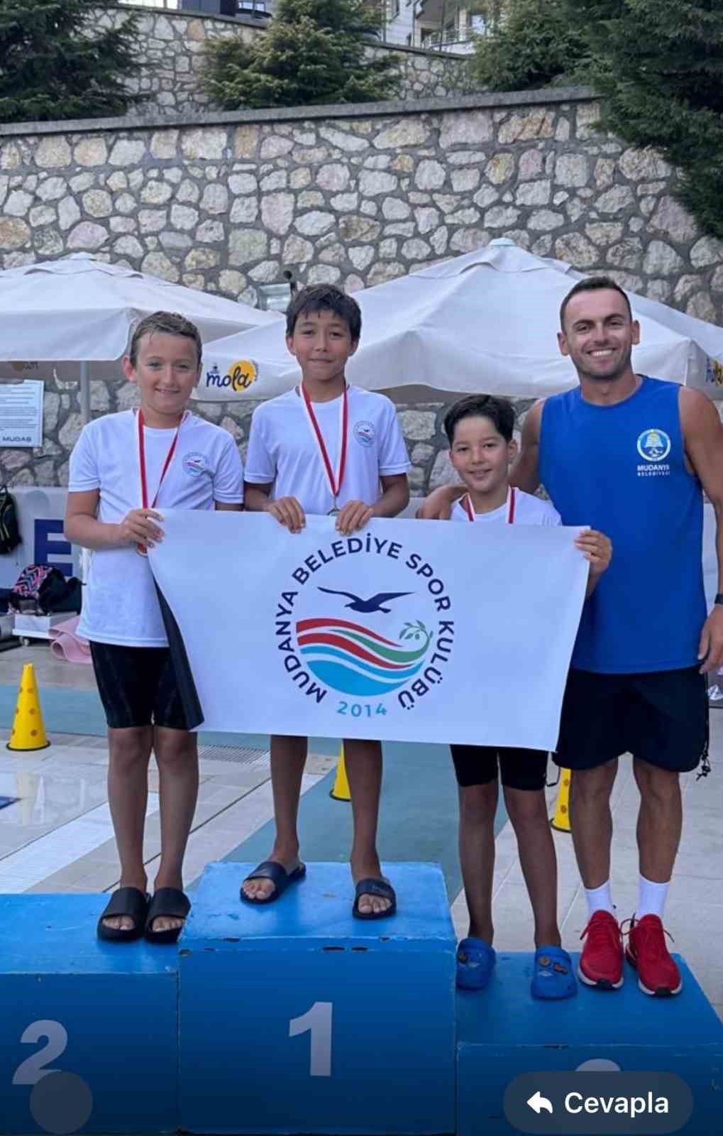 Mudanya Belediyesporlu yüzücüler madalyaları topladı