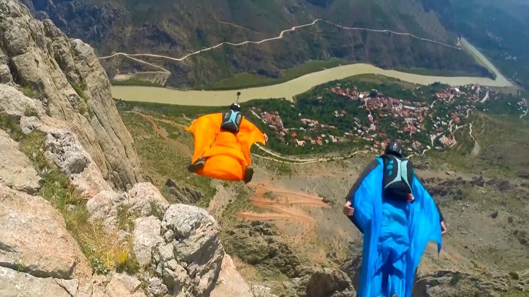 Kemaliye’de wingsuit sporcularından nefes kesen atlayışlar