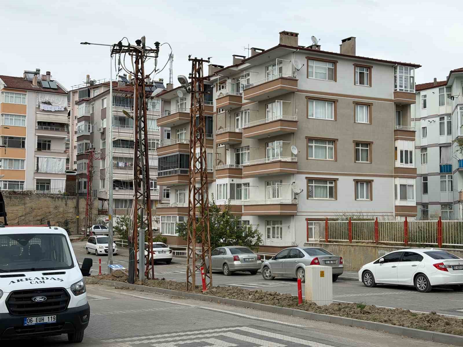Boyabat’ta elektrik hatları yer altına alındı, yeni aydınlatma direkleri dikildi