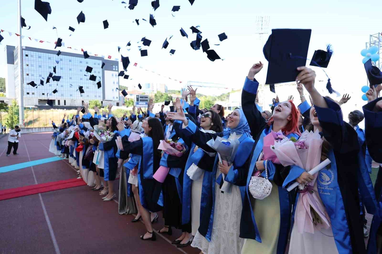 D&uuml;zce &Uuml;niversitesi&rsquo;nde mezuniyet heyecanı başladı