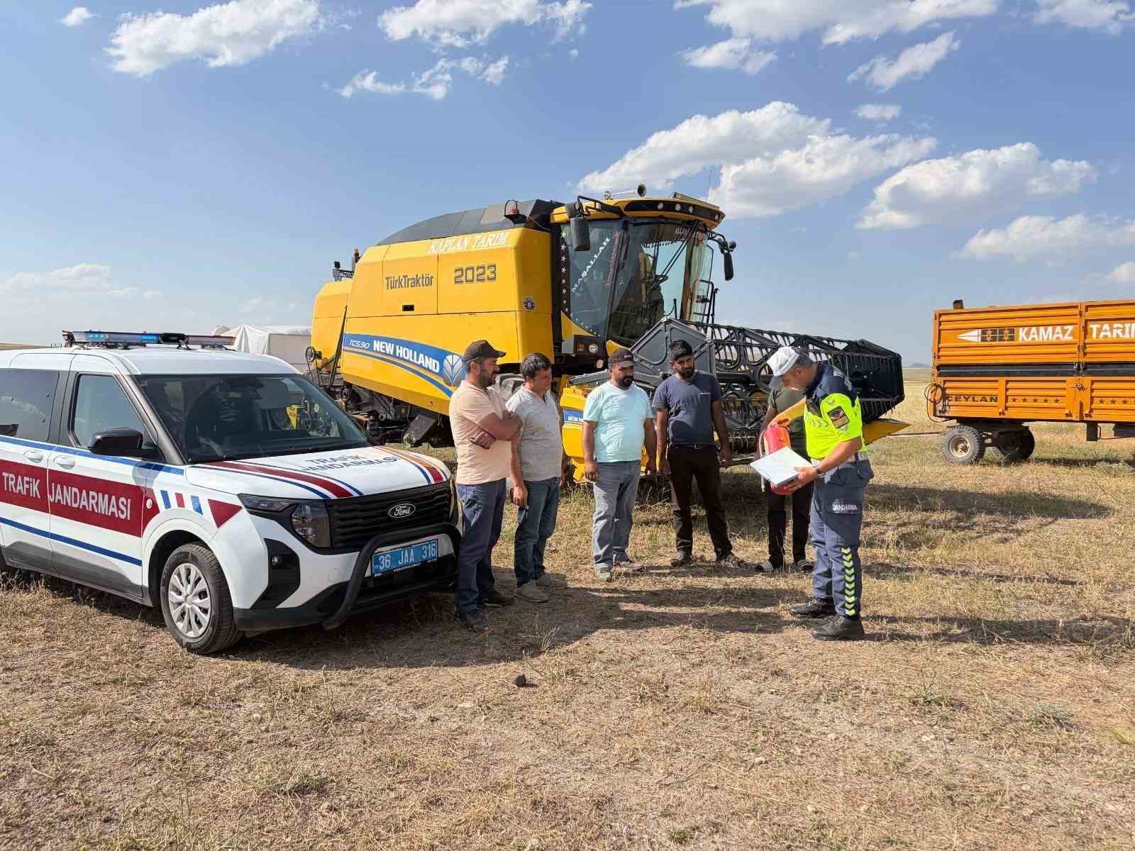 Kars’ta biçerdöver ve traktör sürücülerine kapsamlı trafik eğitimi verildi