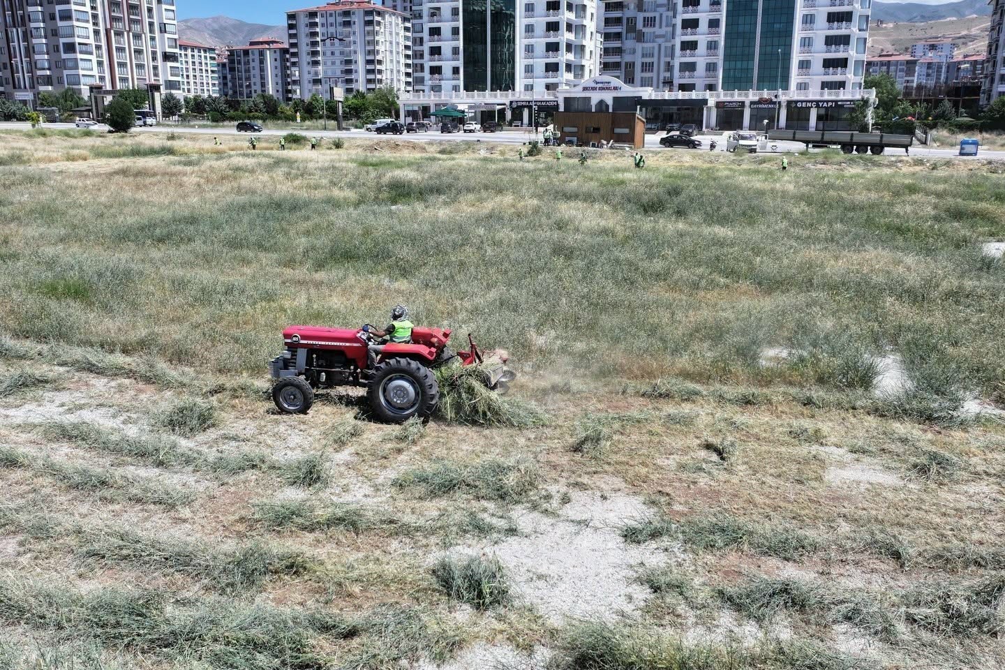 Yeşilyurt Belediyesi yangın riskine karşı ot biçme çalışmalarını hızlandırdı