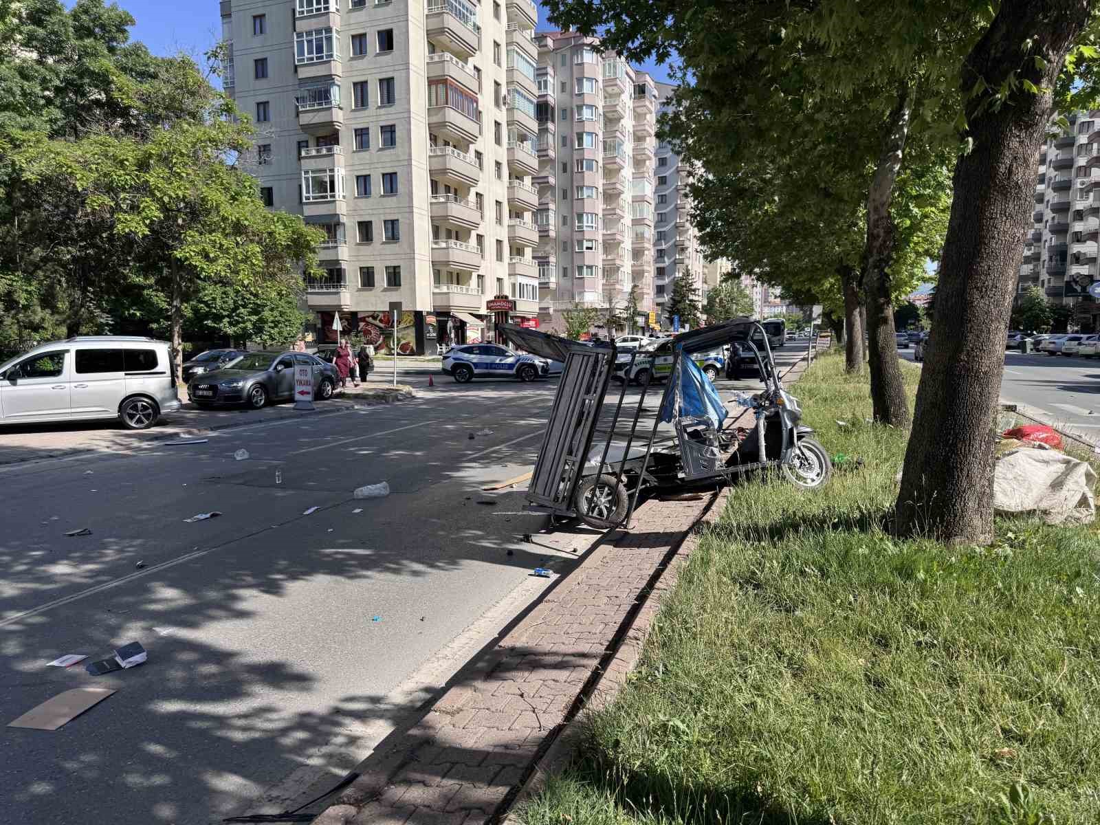 Otomobil ile moped çarpıştı: 5 yaralı