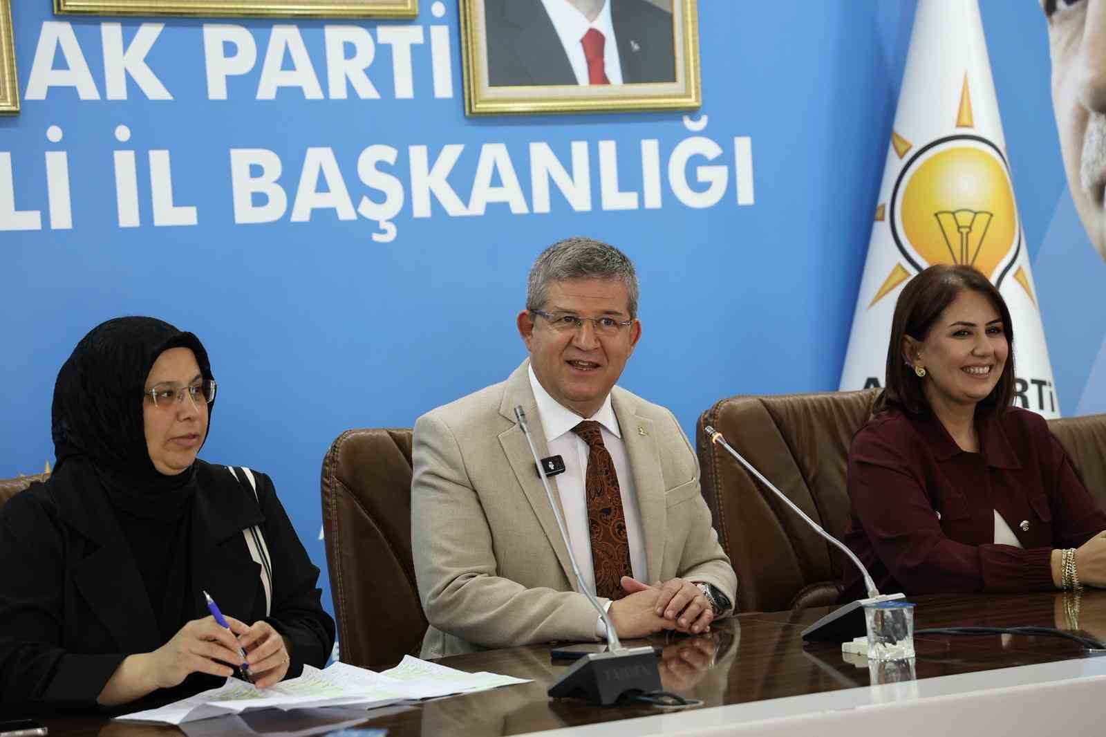 &Ccedil;ocuklar bayram coşkusunu AK Parti Denizli İl Başkanlığında yaşadı