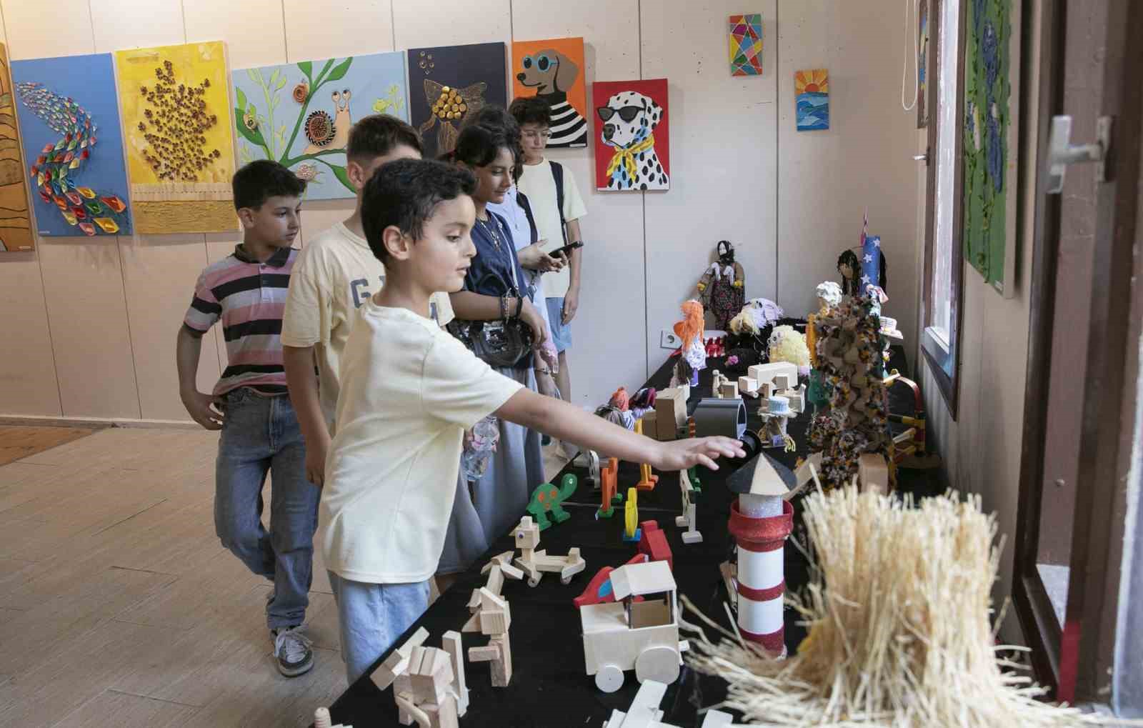 Mersin’de miniklerin rengarenk hayalleri sergiye dönüştü