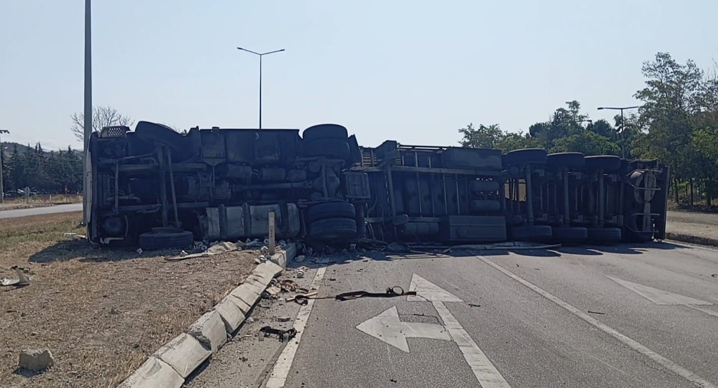Amasya’da elektronik eşya yüklü tır devrildi