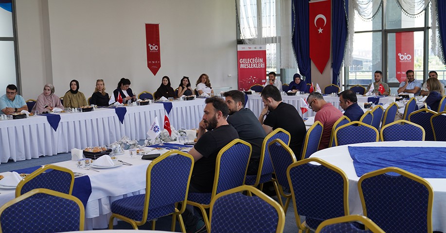 ET&Uuml;&rsquo;de yeni a&ccedil;ılan fotonik b&ouml;l&uuml;m&uuml;n&uuml;n lansmanı ger&ccedil;ekleştirildi
