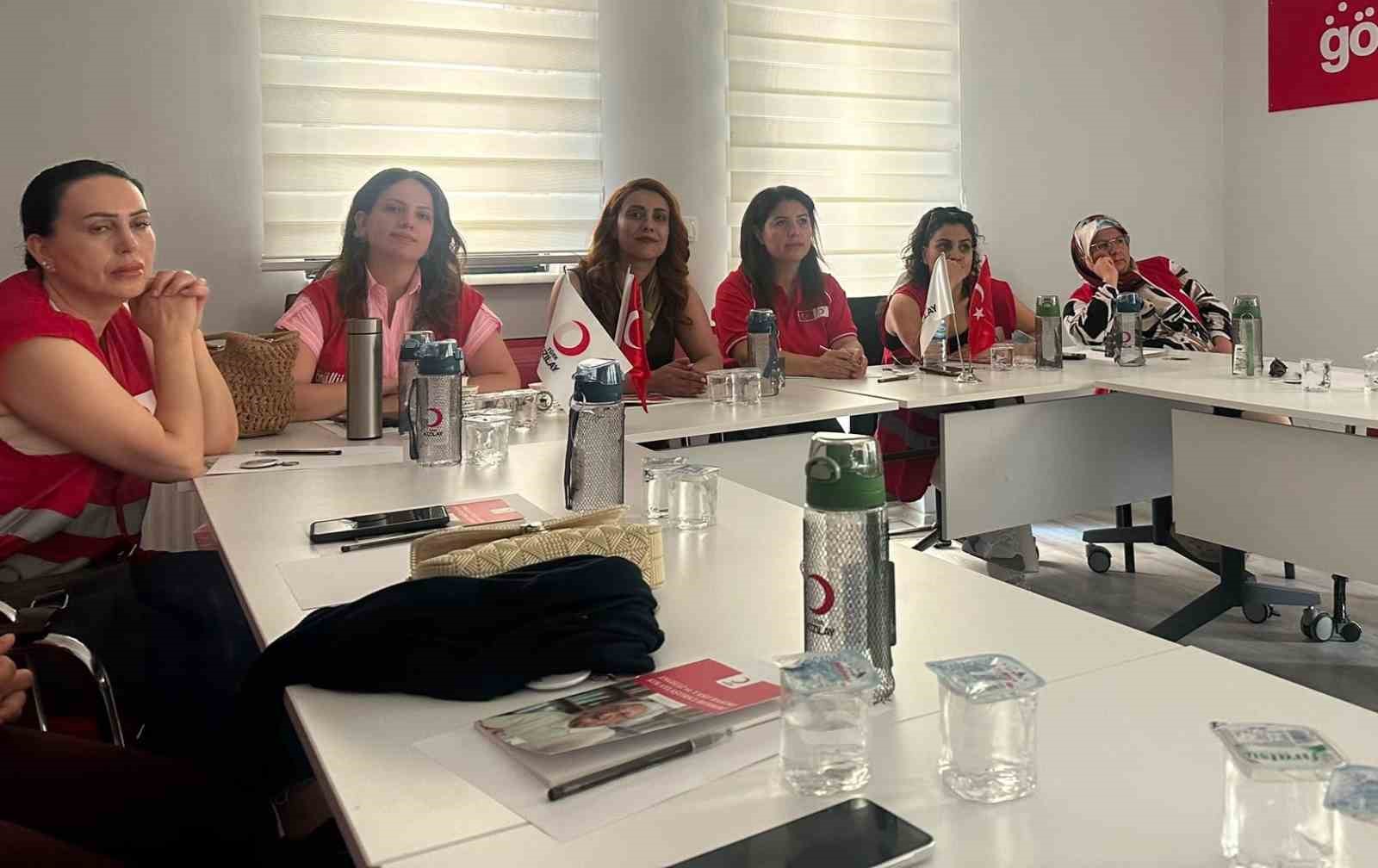 Kars’ta Kızılay gönüllülerinden anlamlı hizmet: Evde bakım hareketiyle yalnızlığa ve ihtiyaçlara dokunuyorlar