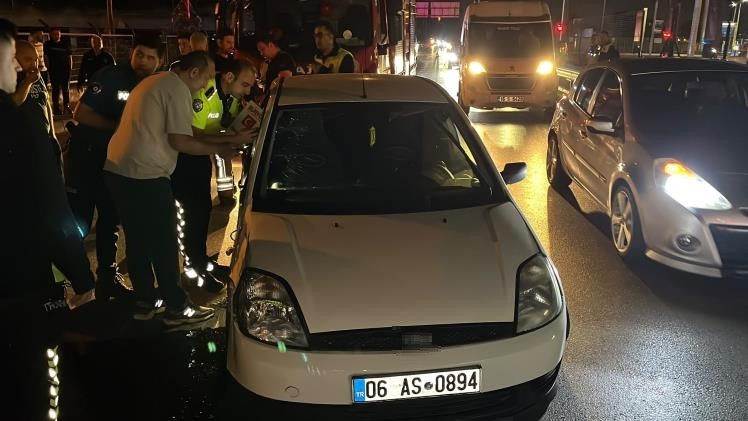 Sıkıştırılan otomobil takla attı: 4 yaralı, sürücü firarda