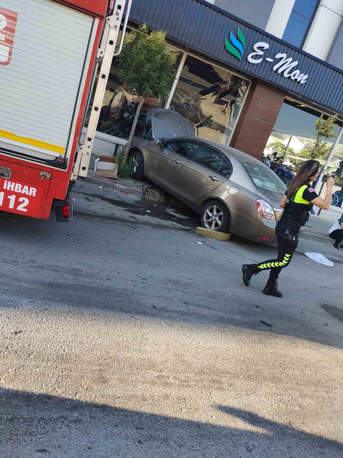 Ehliyetsiz gencin kullandığı otomobil motosiklet mağazasına daldı: 2,3 milyonluk zarar meydana geldi