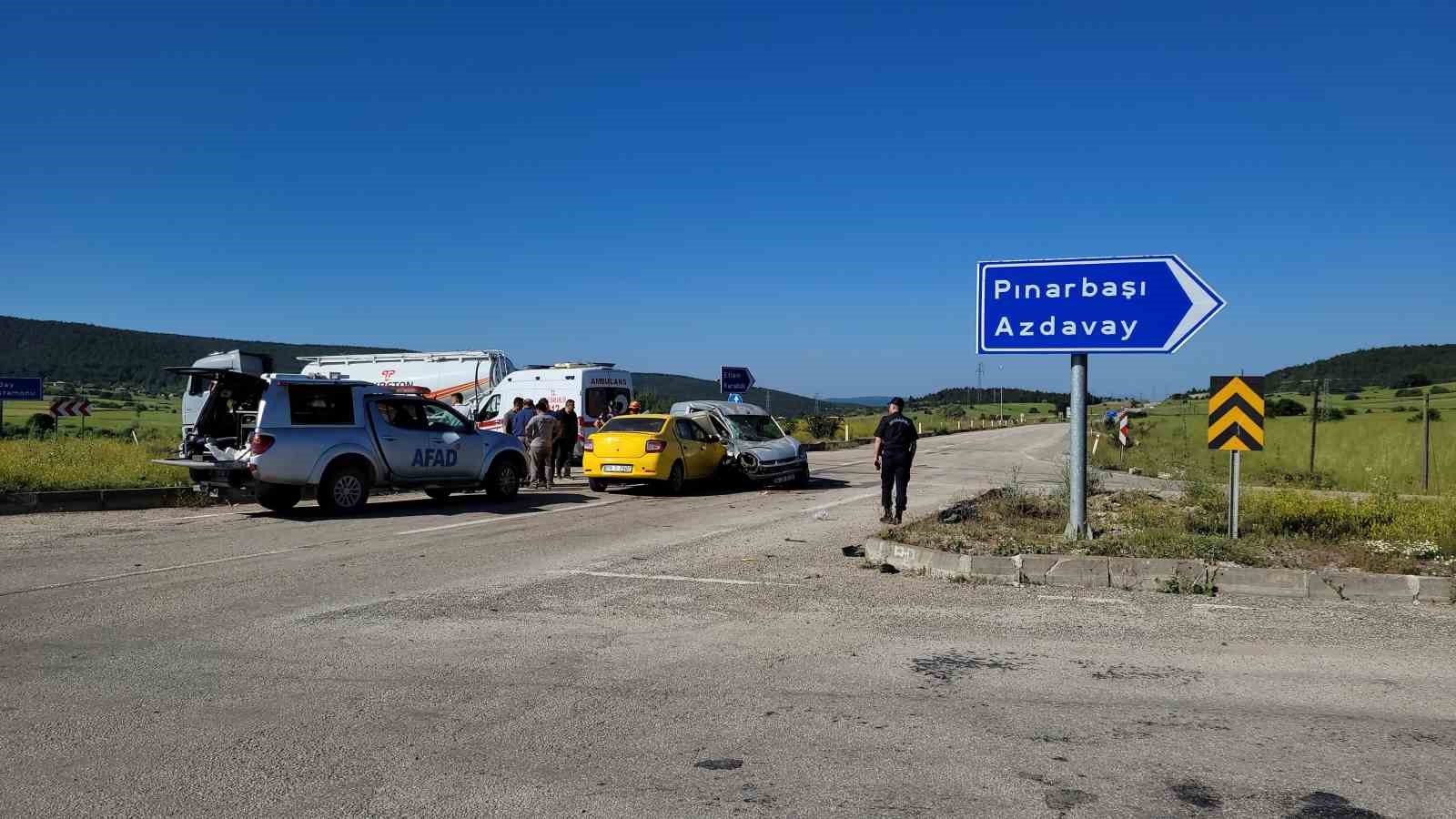 Taksi ile hafif ticari ara&ccedil; &ccedil;arpıştı: 4 yaralı