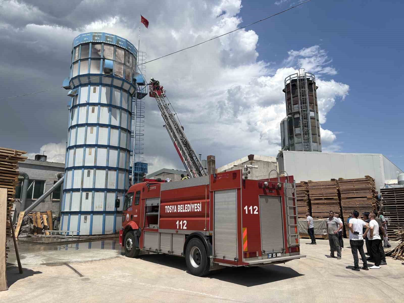 Ahşap kapı fabrikasının talaş silosunda korkutan yangın
