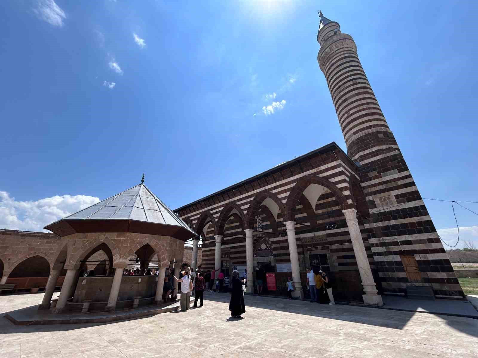 Yaz Kur’an kursunda manevi eğitim sanatla buluşuyor