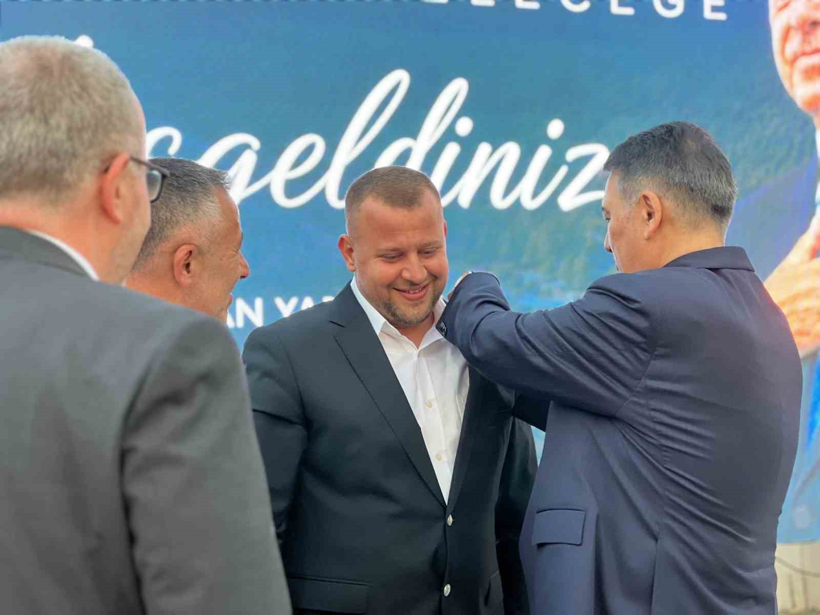 CHP Milletvekili Yaşar T&uuml;z&uuml;n&rsquo;&uuml;n yeğeni ile eski danışmanı AK Parti&rsquo;ye ge&ccedil;ti