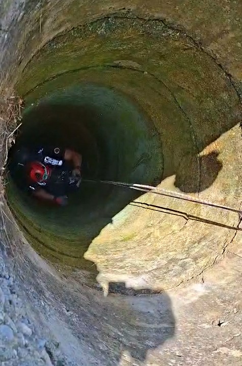 Mersin’de 18 metrelik kuyuya düşen keçi kurtarıldı