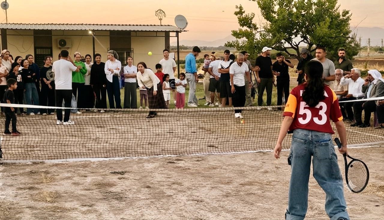 Köylülerin toprak kortta tenis keyfi