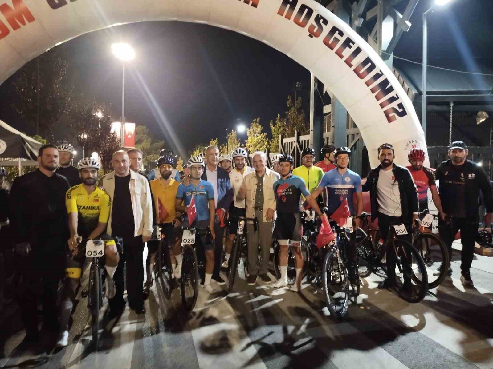 Ümraniye’de gece bisiklet yarışı etkinliği ilk kez gerçekleştirildi