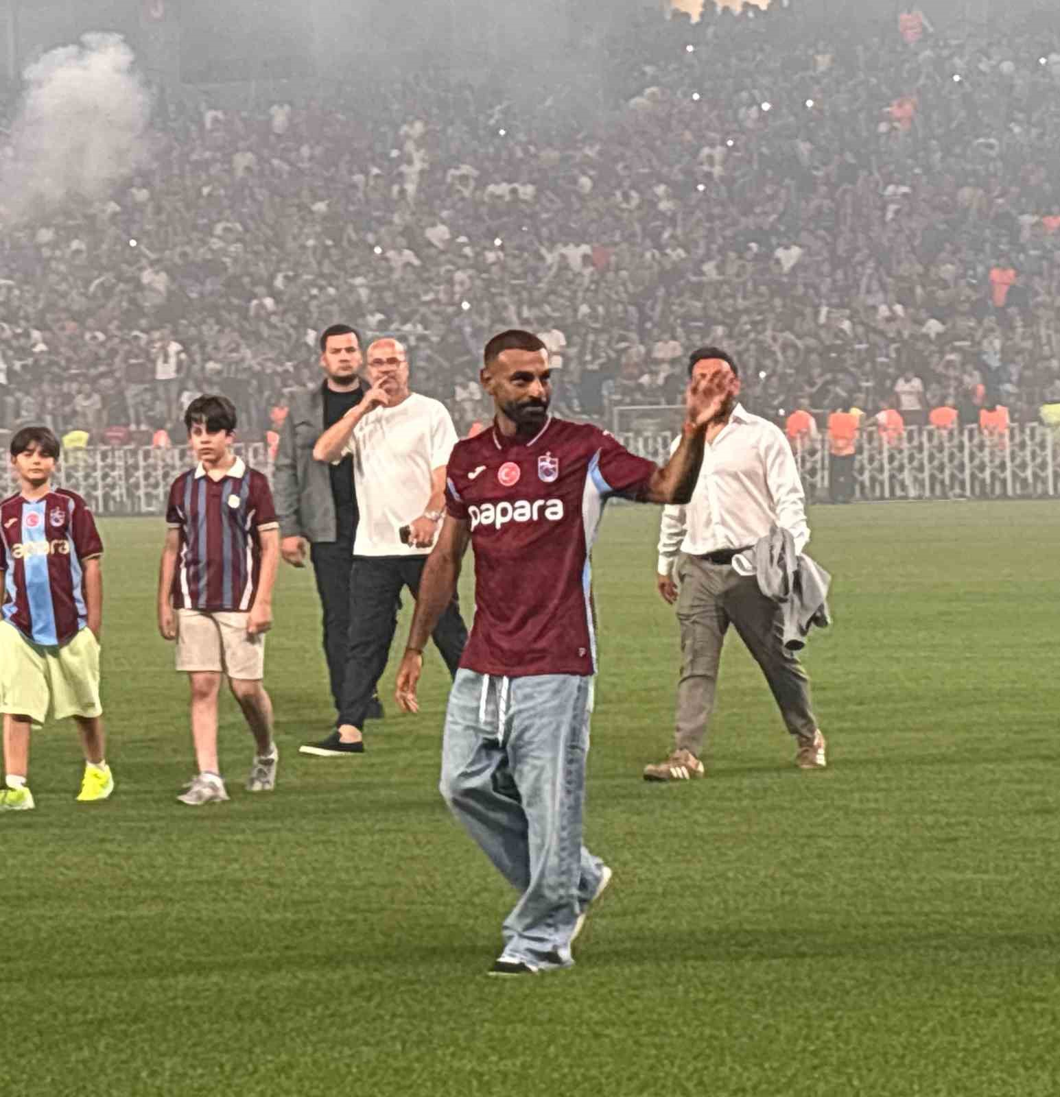Trabzonspor&rsquo;da Salah yaklaşık 30 bin taraftar &ouml;n&uuml;nde imza attı