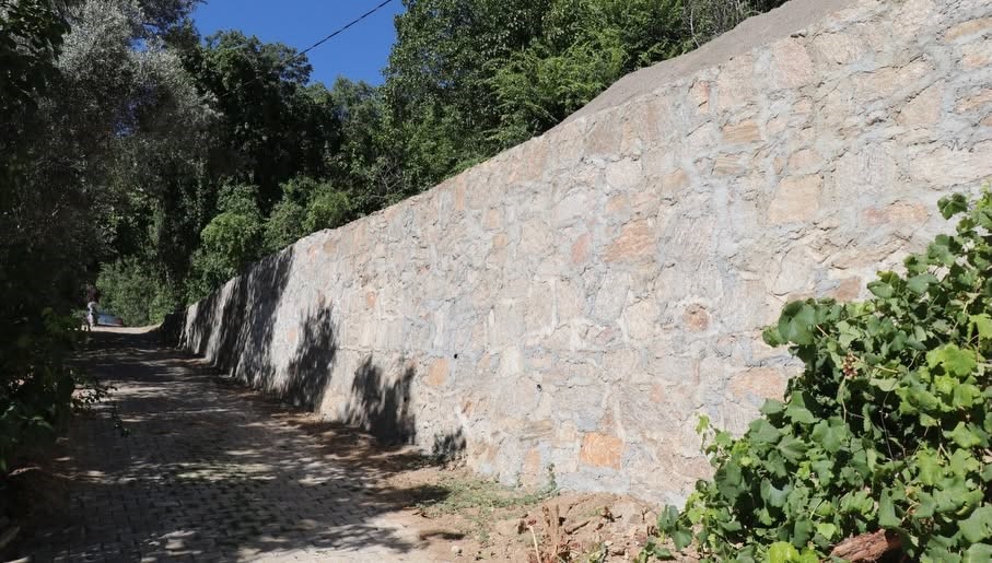 Karabağlar Mahallesi’nde taş duvar çalışması tamamlandı