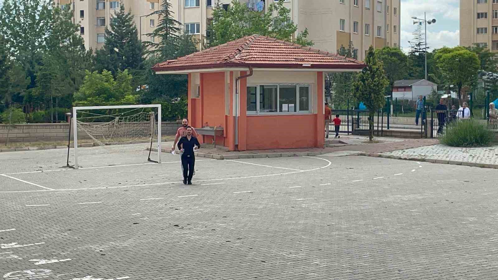 Karaman’da AYT heyecanı: 3’üncü üniversite için yarışan da vardı, kapıdan dönen de