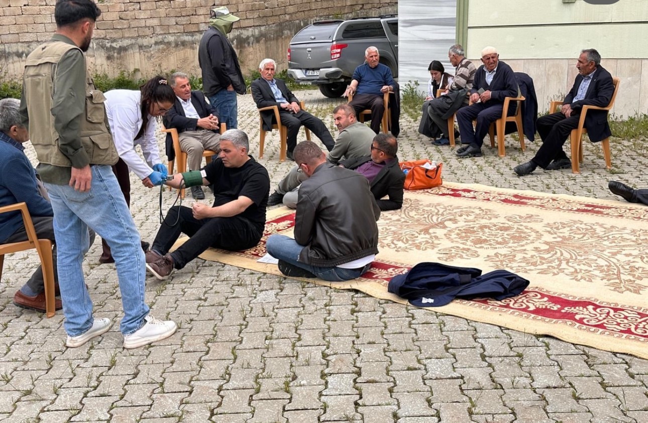 Yüksekova’da köy sakinlerine hipertansiyon ve tuz kullanımı eğitimi