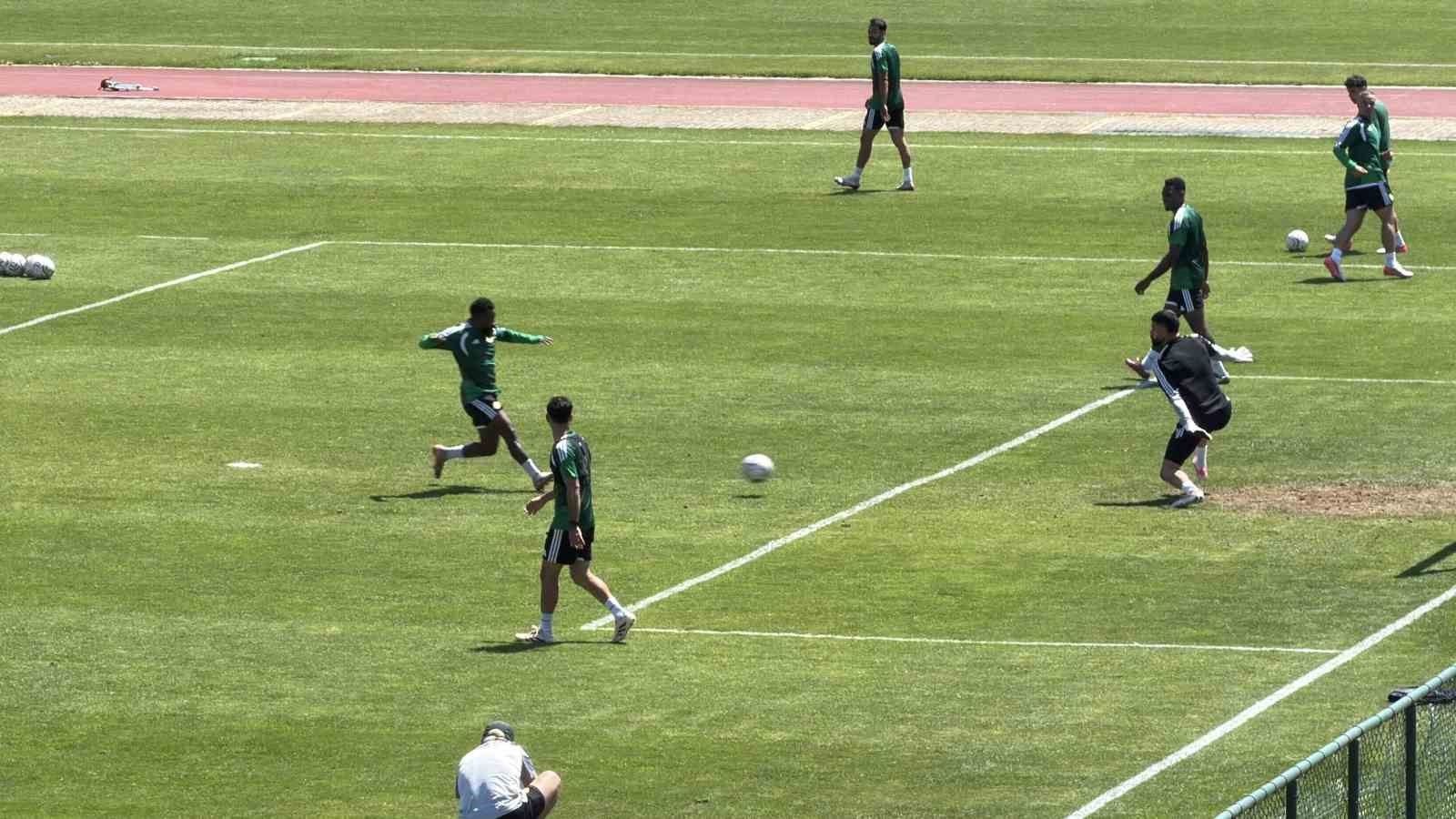Esenler Erokspor yeni sezon hazırlıklarını D&uuml;zce&rsquo;de s&uuml;rd&uuml;r&uuml;yor