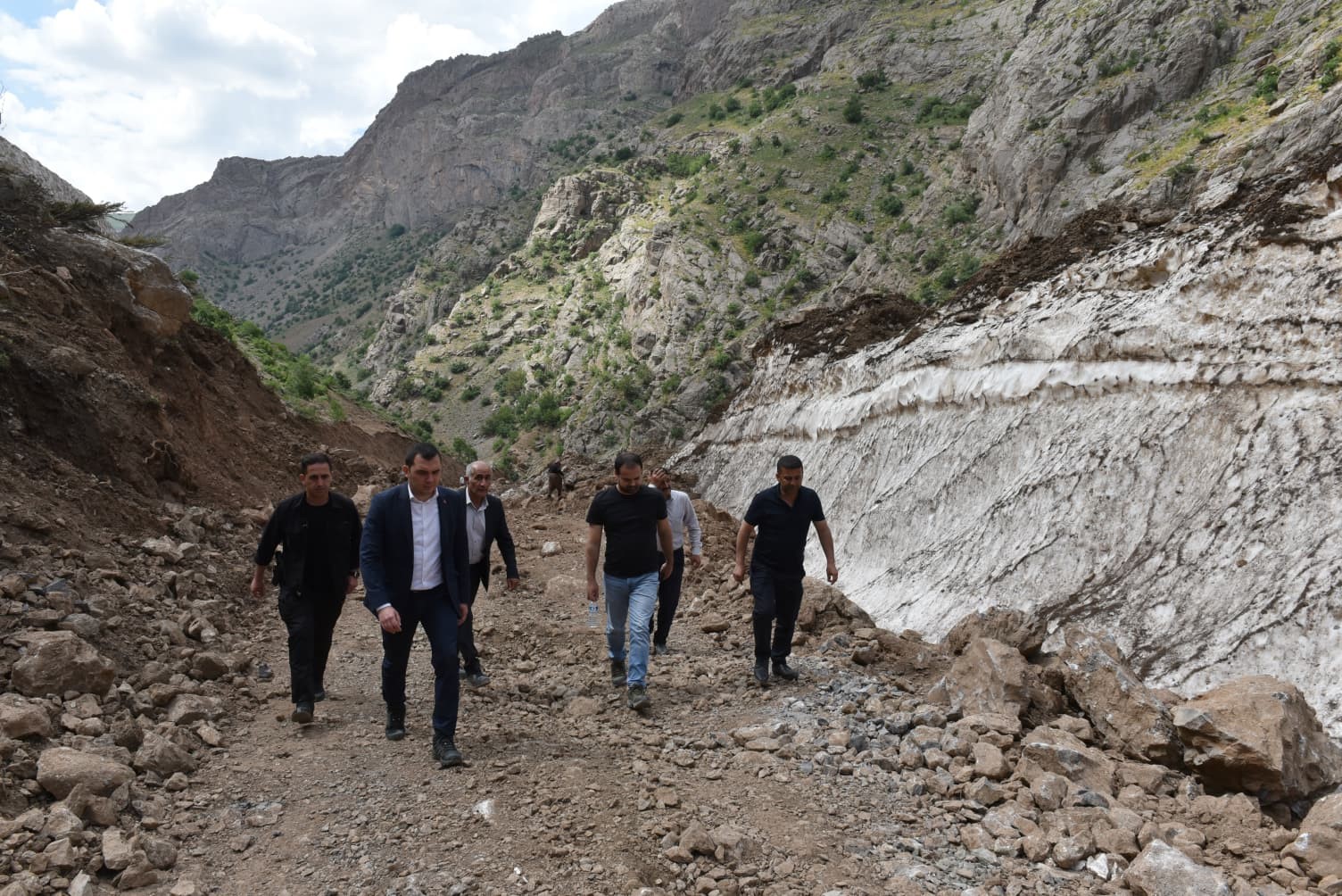 Cilo ve Sat Dağları Milli Parkı yolunda asfalt hazırlığı