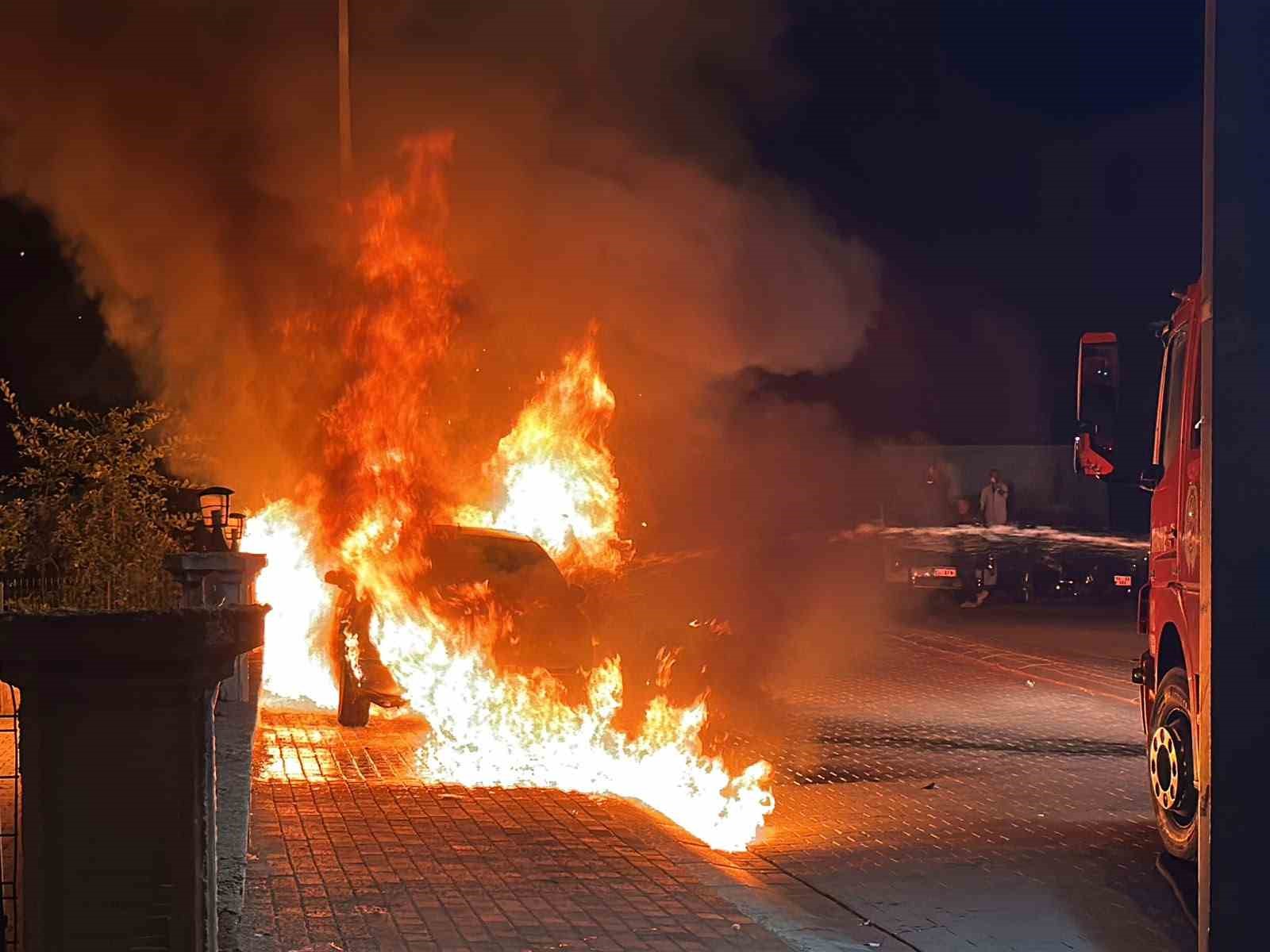 Uşak’ta park halindeki otomobilde çıkan yangın söndürüldü
