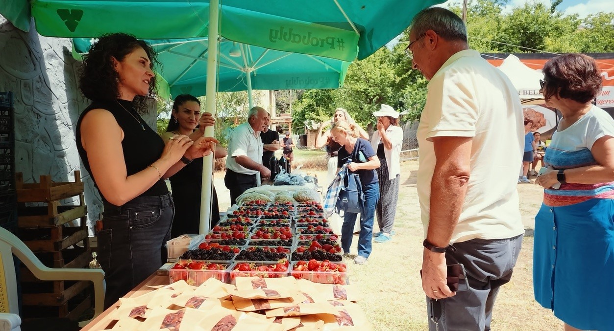 &Ccedil;ilek, b&ouml;ğ&uuml;rtlen, t&uuml;rk&uuml; ve halay! Tatlısu&rsquo;da festival coşkusu