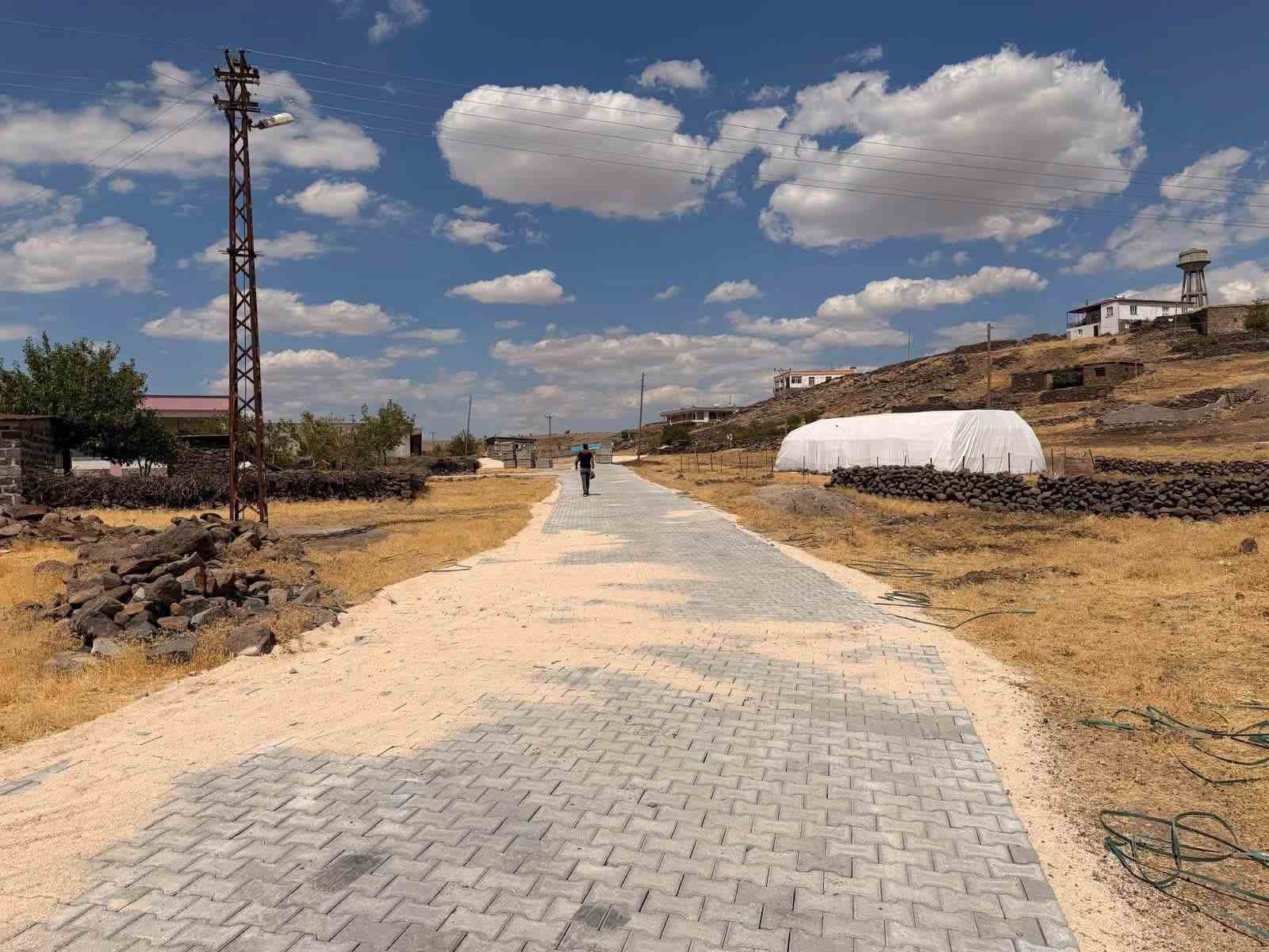 Çermik’te mahalle yollarına parke taşı döşeniyor