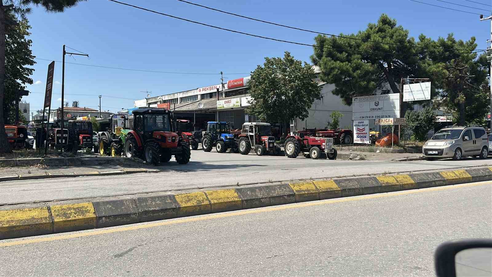 Trafikte meydan kavgası: Kaçmaya çalışan minibüse taş fırlattılar