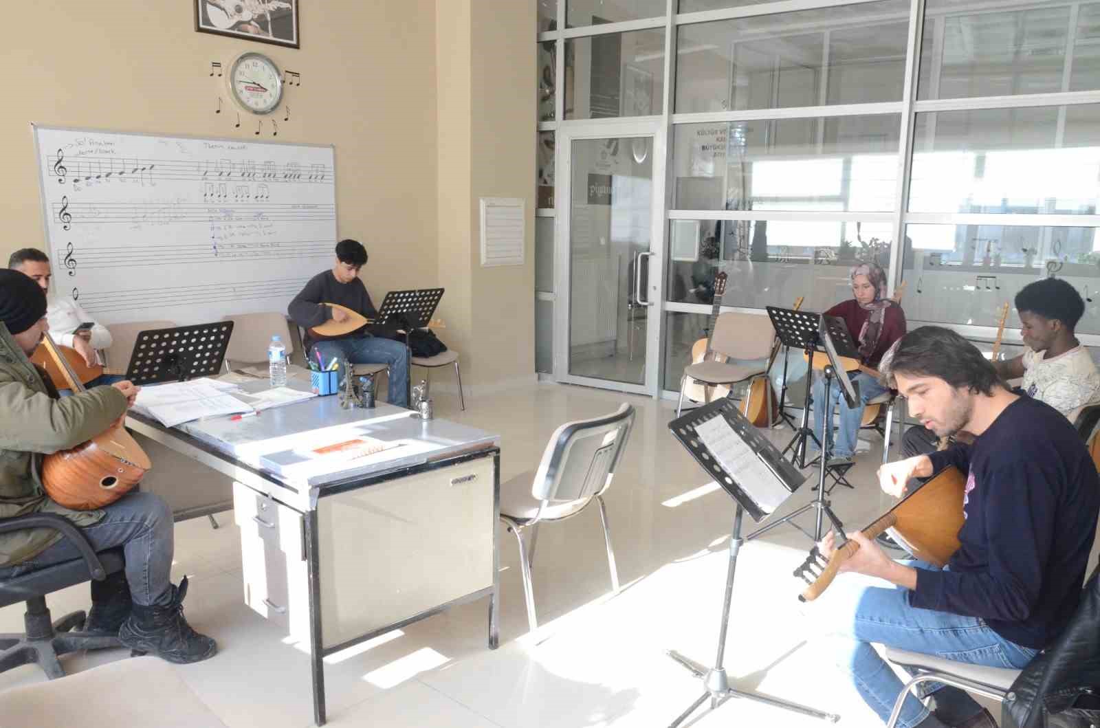 Büyükşehir’in bağlama kursu Afrika’dan gelen öğrenciye ilham oldu