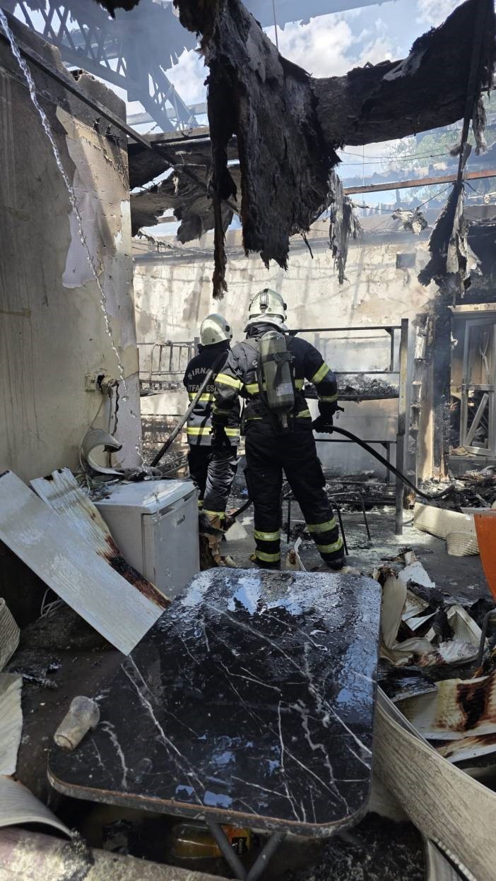Şırnak’ta alevlerin arasından Türk bayrağını kurtardılar
