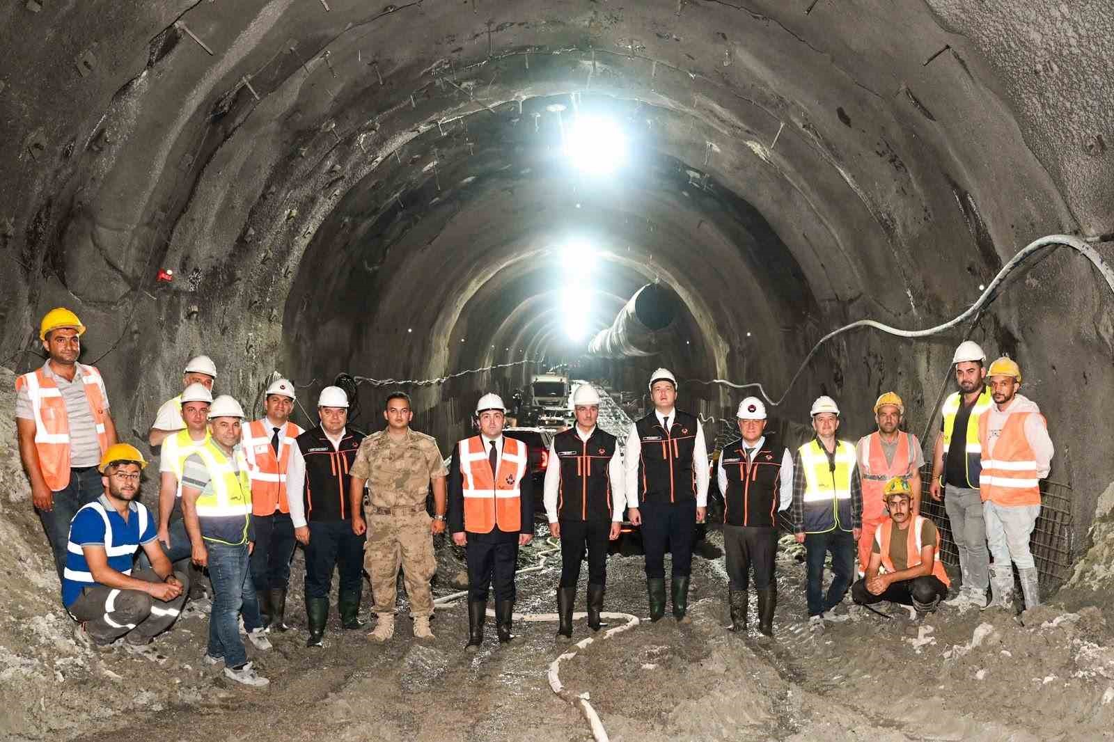 Kırık T&uuml;neli kazı ve destek &ccedil;alışmaları y&uuml;zde 90, nihai beton &ccedil;alışmaları ise y&uuml;zde 78 oranında tamamlandı