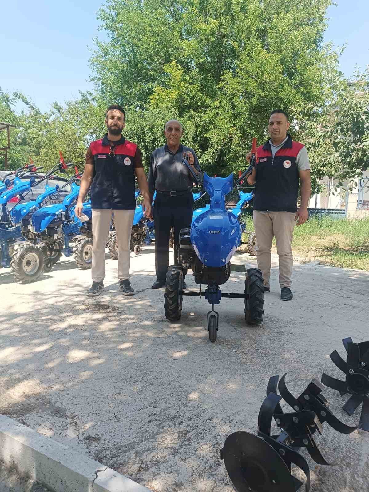 Elazığ’da çiftçilere çapa makinesi dağıtıldı