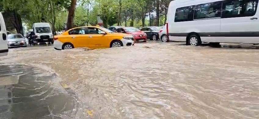Elazığ&rsquo;da sağanak yağış etkili oldu