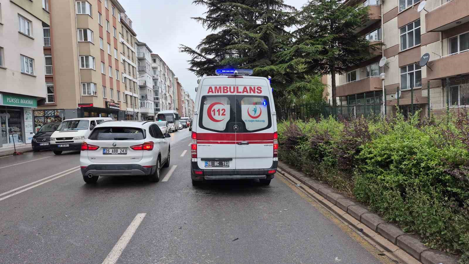 Caddede U dönüşü yapmaya çalışan otomobil motosikletle çarpıştı: 2 yaralı