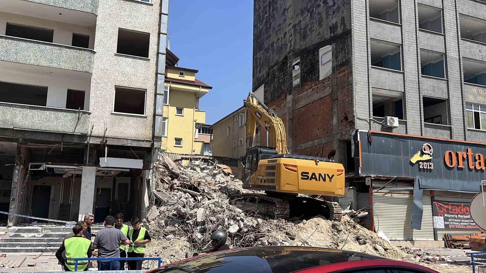 Gebze’de 4 kişinin öldüğü facianın ardından boşaltılan 22 riskli yapının yıkımına başlandı