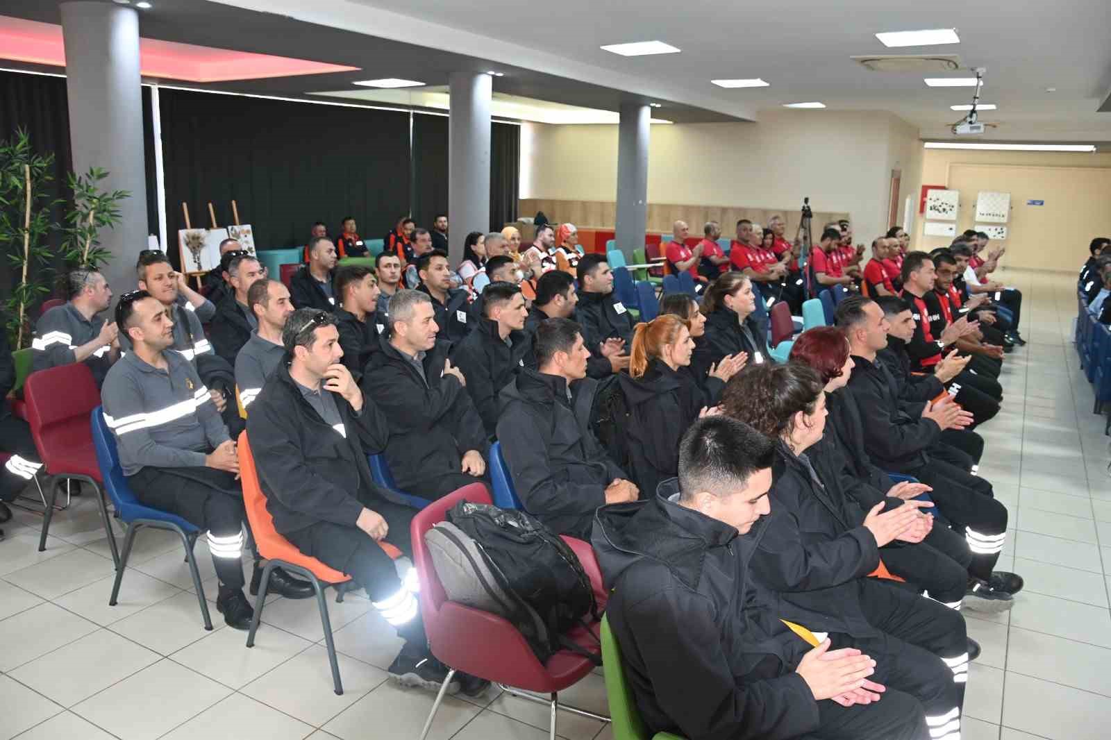 Manisa&rsquo;da afet kahramanlarına akreditasyon arması takıldı