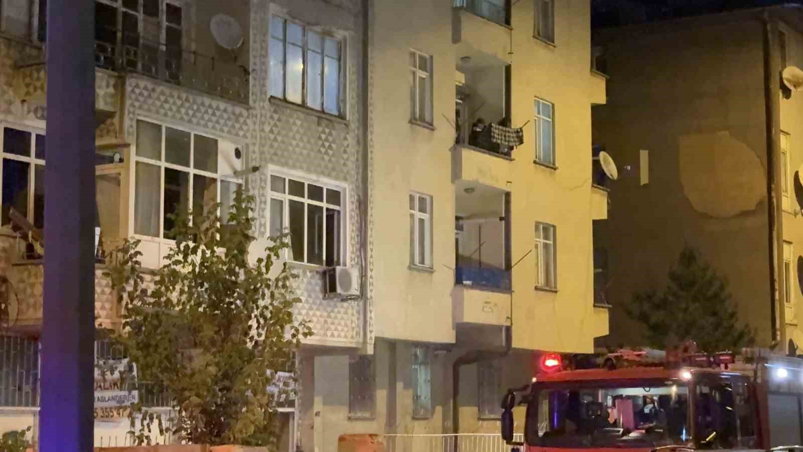 Kayseri&rsquo;de 4 katlı binada yangın: Anne ve iki &ccedil;ocuğu dumandan etkilendi