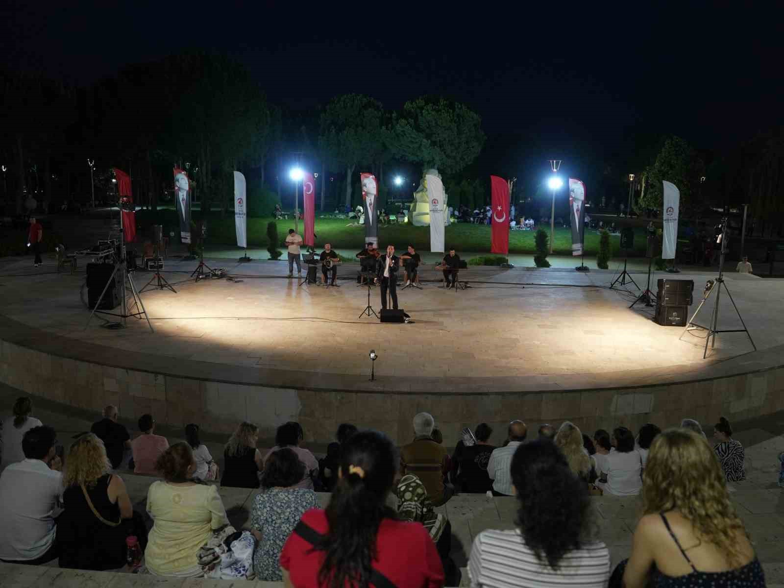 Denizli B&uuml;y&uuml;kşehir ile mahalleler m&uuml;zikle buluşuyor