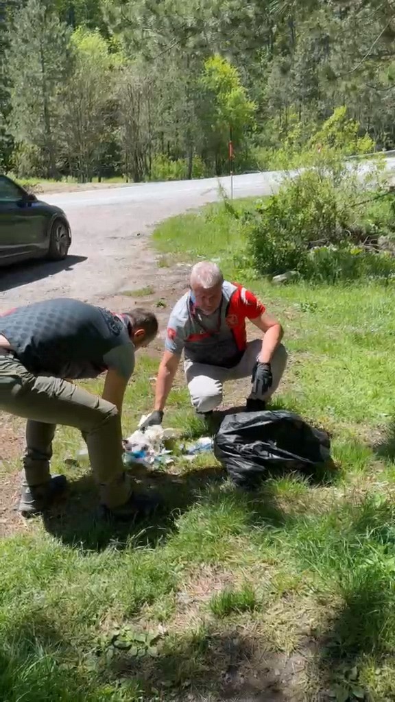 Kütahya’da kirlenen mesire alanını Eskişehirli motosiklet grubu temizledi