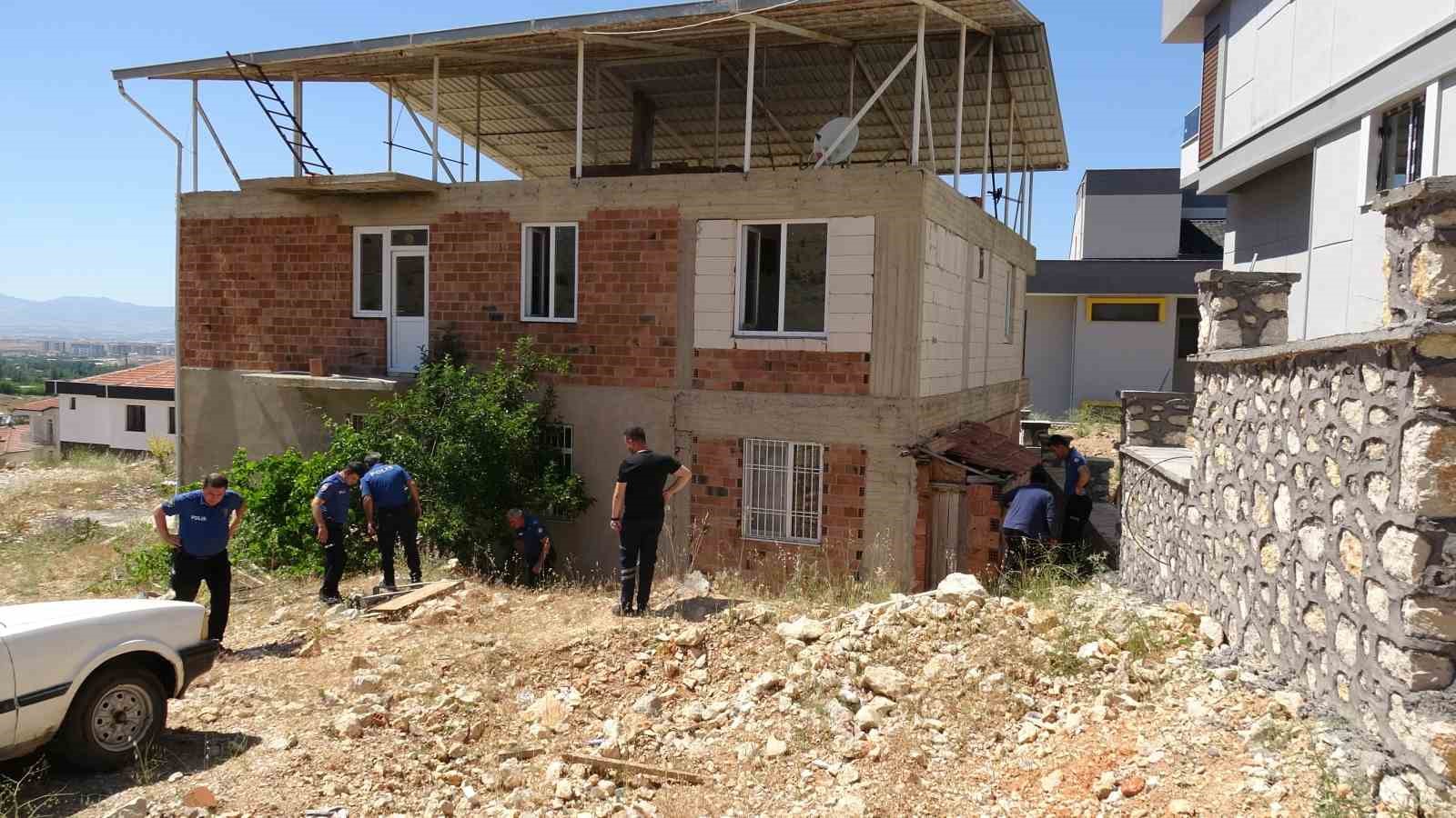 Pompalı tüfekle yaraladığı kişinin ardından polisle birlikte boş kartuş aradı