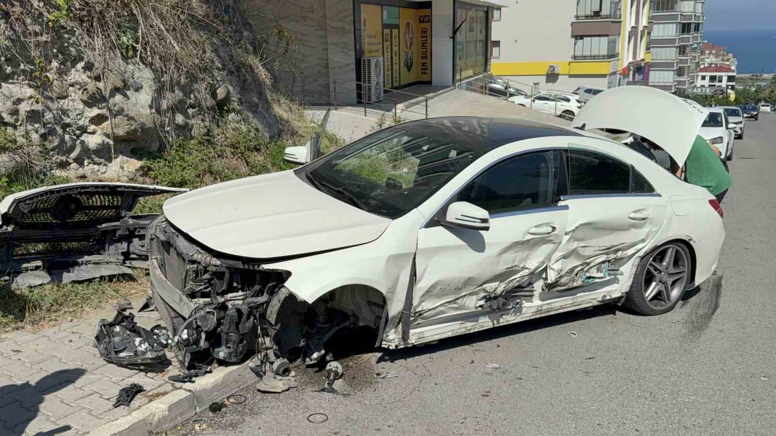 Samsun’da 2 otomobile çarpıp savrulan araç duvara çarptı: 3 yaralı