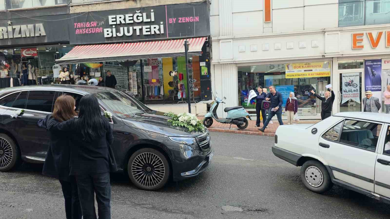 Düğün konvoyunu zincirli sürpriz durdurdu