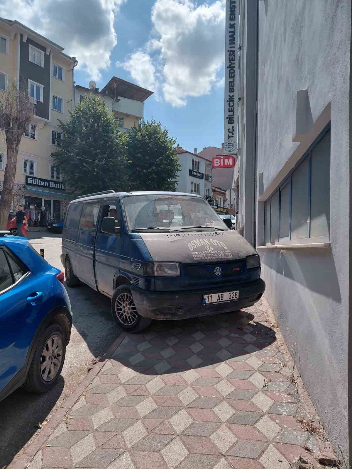 Kaldırım üstüne park eden araç yayaların tepkilerine neden oluyor