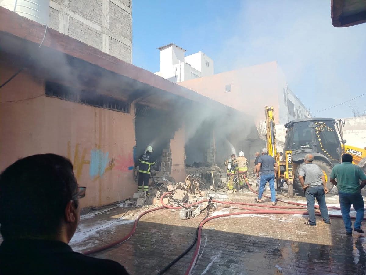 Reyhanlı&rsquo;da iş yeri alevlere teslim oldu